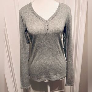 NWT, GAP “My Favorite T”, light gray, v-neck, long sleeve, size medium